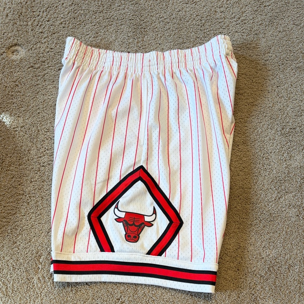 Mitchell & Ness Chicago Bulls White and Red Striped Shorts Mens Large